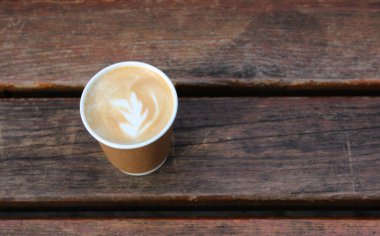 Sütlü Kâğıt Kupa Tahta Tahta Tahta Masa 'da Bir Gölge Bırakıyor