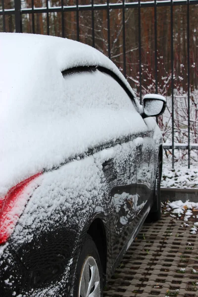 Задняя Часть Автомобиля Покрыта Снегом Бетонных Плитках Рядом Металлическим Забором — стоковое фото