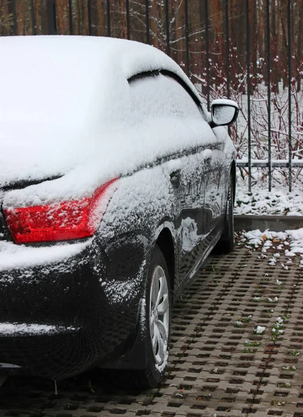 Snö Täcker Den Svarta Bilen Parkerade Framför Metall Girighet Utomhus — Stockfoto