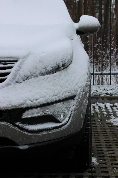 Reflektor Lusterko Samochodu Pokryte Ogromną Warstwą Śniegu Opadach Śniegu Wolnym — Zdjęcie stockowe