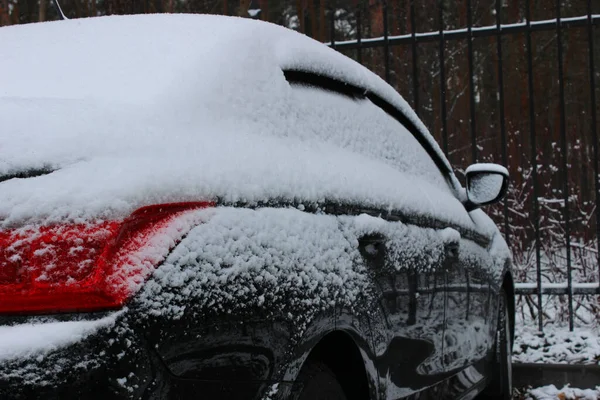Задний Свет Крыша Боковые Окна Автомобиля Покрыты Снегом После Снегопада — стоковое фото