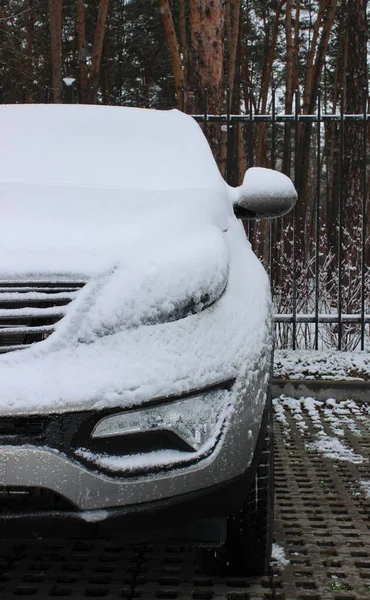 Front Part Car Snow Cap Concrete Slabs Fenced City Park — Stock Photo, Image