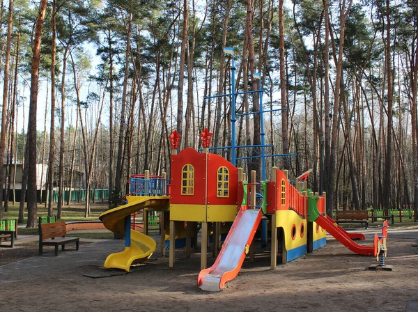 Пустой Игровой Парк Открытым Небом Прямыми Спиральными Горками Детей — стоковое фото