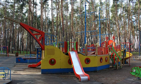 Outdoor Spielanlage Mit Kinderrutschen Form Eines Schiffes Mit Masten Erholungsgebiet — Stockfoto