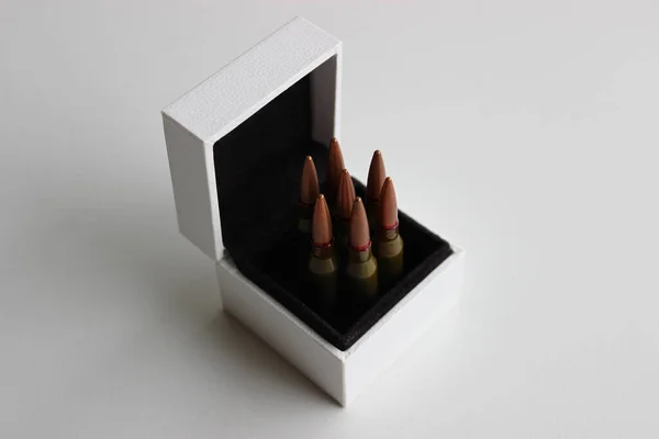 Sedm Kulek Bílé Krabici Černým Lemováním Seřazeno Jako Revolverovém Bubnu — Stock fotografie