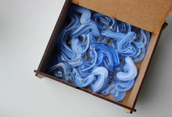 Yarısı Şeffaf Mavi Kristal Taşlarla Dolu Açık Kapaklı Bir Film — Stok fotoğraf