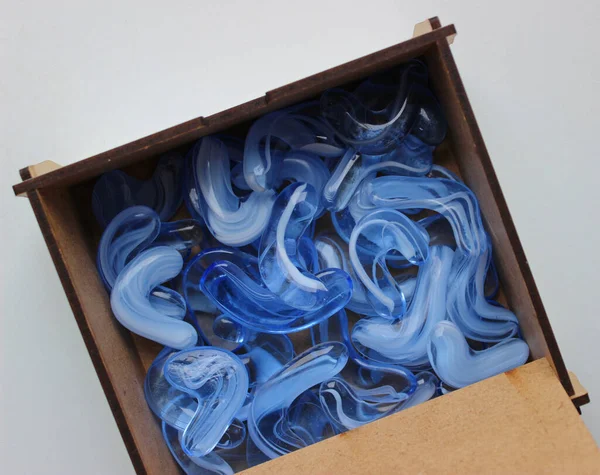 Beyaz Yüzey Görünümünde Mavi Yapay Taşlarla Boyanmış Resim Kutusu — Stok fotoğraf