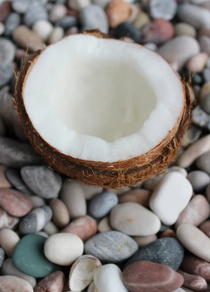 Frische Reife Geteilte Kokosnuss Mit Weißem Fruchtfleisch Auf Einem Glatten — Stockfoto