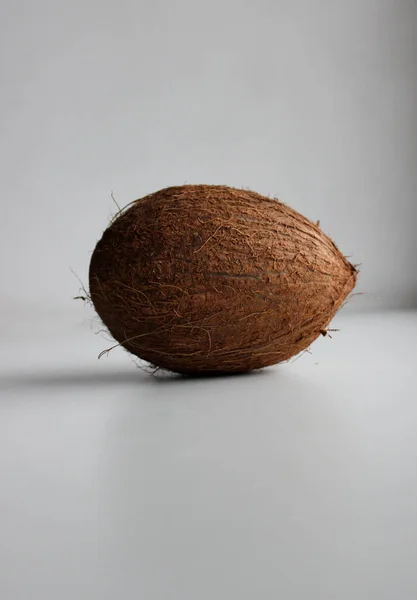 Celý Kokos Leží Své Straně Izolovaný Bílém Pozadí — Stock fotografie