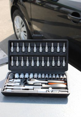 Araba atölyesinde dikey fotoğraf makinesinde plastik çantada ayrı yuvalarda tamir araçları ayarlandı