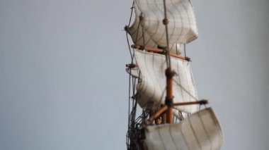 Beyaz Arkaplan 4K Video 'daki Tahta Gemi Ölçekli Yelken Direkleri Dönüşü 