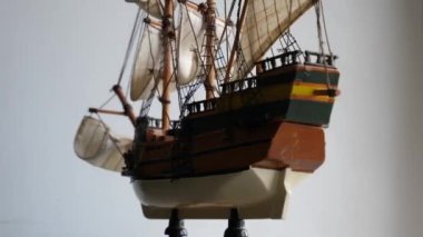 Üç direkli yelkenli geminin 4K videosu yakın çekim görüntüsü etrafında döner.