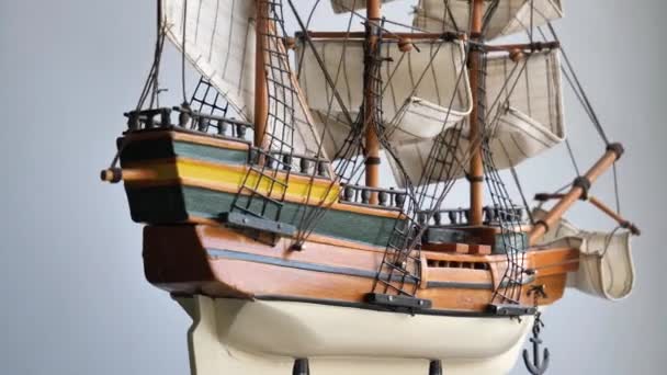 Video Wooden Sailboat Scale Model Fabric Sails Thread Ropes Rotates — 图库视频影像