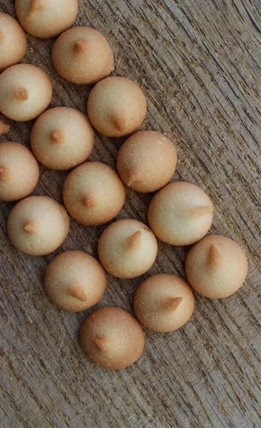 Linhas Retas Biscoitos Pequenos Recém Assados Fundo Textura Superfície Madeira — Fotografia de Stock
