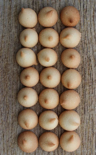 Mini Biscoitos Leite Colocado Três Linhas Pares Uma Placa Madeira — Fotografia de Stock
