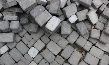 Paving Sürecinde Yığılan Yaya Yolu için Beton Tuğlaların Üst Görünümü