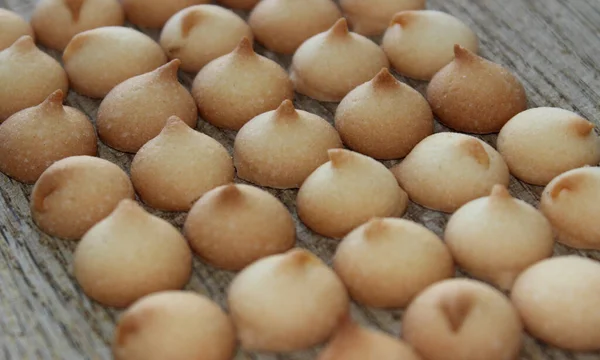 Biscoitos Redondos Miniatura Colocados Muitas Linhas Pares Uma Foto Madeira — Fotografia de Stock