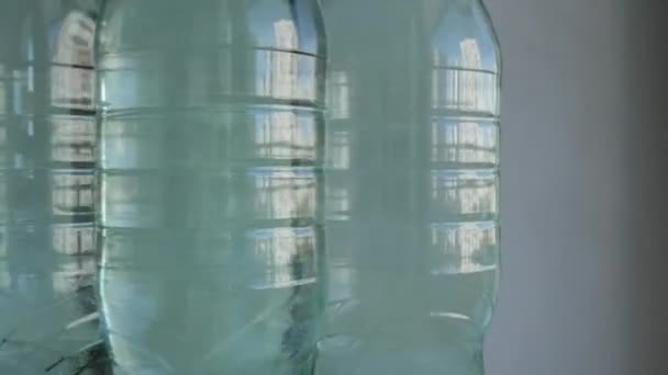 Bländning Ljus Ytan Plast Dricksvattenflaskor Som Roterar Runt Närbild Video — Stockvideo