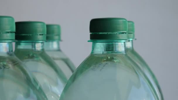 Video Översta Delen Buteljerade Plastflaskor Med Mineralvatten Roterar Transportören Närbild — Stockvideo