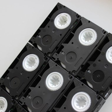 Siyah blok beyaz yüzeydeki eski küçük bant video kasetleriyle yapıldı