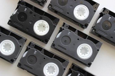assettes VHS-C biçimi beyaz bir yüzeydeki tuğlalara benzer satırlar halinde dizilmiştir  