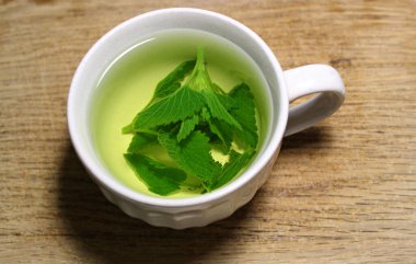 Melissa Tea 'nın Doğal Rengi Klasik Çay Fincanında Taze Demlenmiş