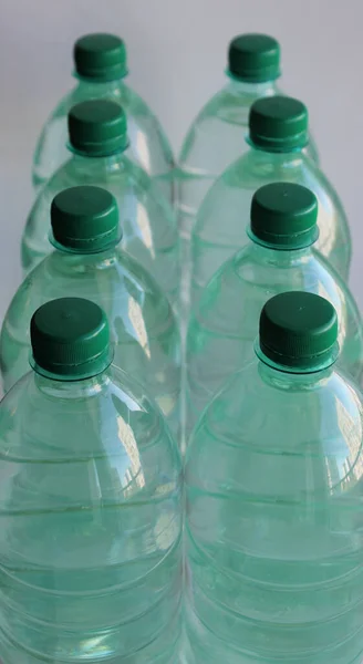 飲料水を供給する瓶の滑らかな列は 距離に残します — ストック写真