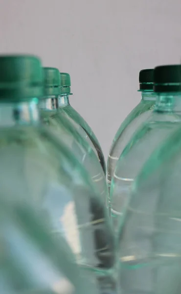 純水で満たされたプラスチック製のストッパー付きの再利用可能なボトルクローズアップストックフォト — ストック写真