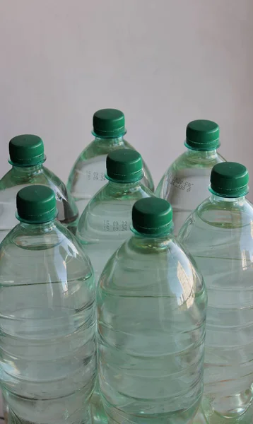 寿命が長いプラスチック製のきれいな水ボトルで 有効期限は2024までです — ストック写真