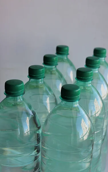 Filas Botellas Plástico Con Agua Limpia Ángulo Estudio Vista Aislado — Foto de Stock