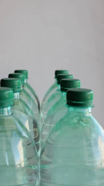 緑色のキャップを持つペットボトルのきれいな飲料水の貯蔵詳細ストックフォト — ストック写真