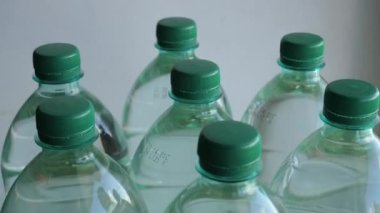 4K çözünürlüklü uzun süreli su ile dolu dönen şişelerle içme suyu üretiminde dairesel makine