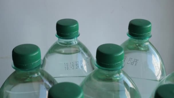 Video Plastových Lahví Plných Čisté Vody Vyraženým Datem Spotřeby Točí — Stock video