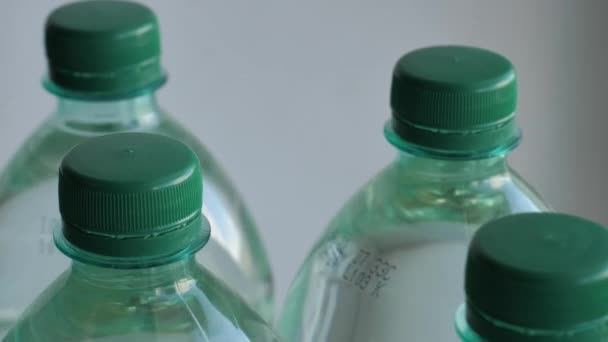 Close Weergave Van Lange Houdbaarheid Plastic Schone Water Flessen Met — Stockvideo