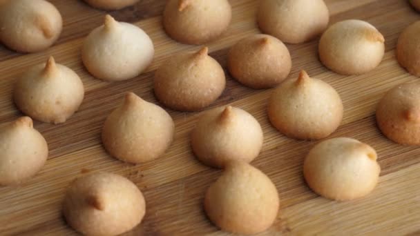 Видео Вращении Пекарни Wooden Bakery Board Roots Small Egg Biscuit — стоковое видео
