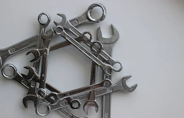 Трикутна Структура Залізних Ключів Різних Типів Діаметрів Ізольовані Білому — стокове фото