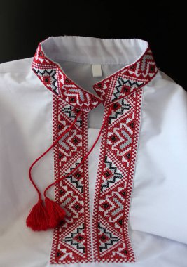 Siyah arka planda izole edilmiş nakış desenli geleneksel beyaz Ukrayna giysileri.