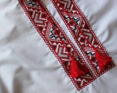 Ukrayna geleneksel vyshyvanka tişörtünün kırmızı ve siyah ipliklerle işlenmiş yakın plan fotoğrafı