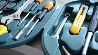 Plastik kutunun içindeki ayrı yuvalardaki elektrik tamir ve teşhis araçlarının 4K videosu