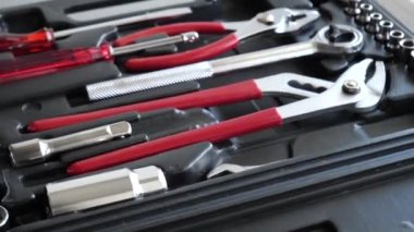 4K video dönüşümünde ayrı yuvalarda düzenlenmiş teknisyen araçları ile açılmış plastik çanta 