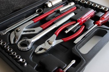 Özel plastik çantada tamirat için teknisyen araçlarının açılı görünümü 