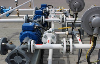 Benzin istasyonunda benzin pompalamak için malzeme ve boru işi.