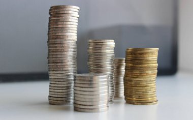 Grafikler ve başlıklar için soyut arkaplan üzerinde gümüş ve pirinç sikkeler bir sütunlara istiflenmiş