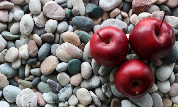 Tres Frutos Rojos Maduros Manzana Sobre Piedras Mar Lado Del —  Fotos de Stock