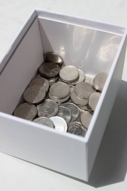 Beyaz yüzeydeki temiz beyaz kutuda Ukrayna Değişkenlik Bozuklukları