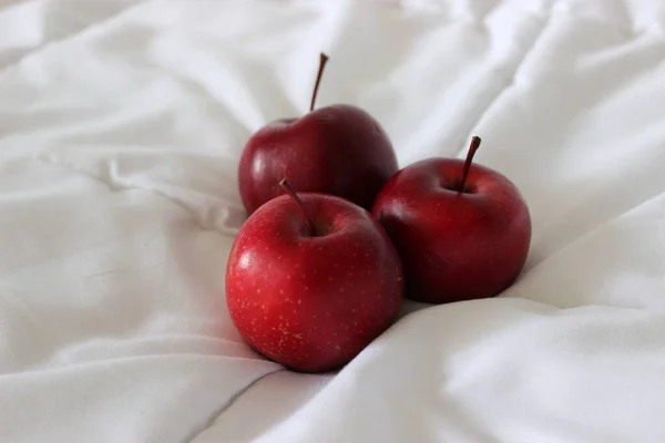 White Fabric Three Whole Red Apples Detailed Stock Photo — Stock Photo, Image