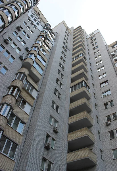 Balkone Und Fenster Einer Fassade Gemauerte Mehrstöckige Wohnungen Niedriger Blickwinkel — Stockfoto