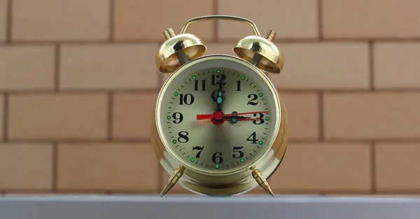 Vista Close Relógio Alarme Vintage Sobre Fundo Parede Tijolo — Fotografia de Stock