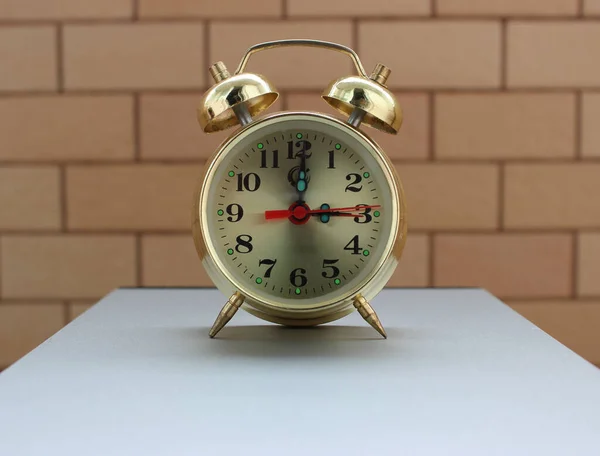 レンガの背景に木製のキューブ上のヴィンテージ目覚まし時計 — ストック写真