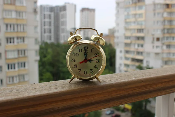 Vintage Alarm Clock Wooden Railing Balcony High Rise Building — Stock fotografie